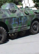 У центрі Маріуполя стоїть БРДМ та бігають озброєні бойовики (фото)