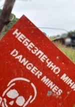 У сірій зоні перед КПП під Мар'їнкою підірвався мікроавтобус. Є загиблі (фото)