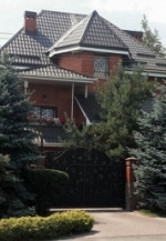 Активісти "Автомайдану" показали будинок прокурора-хабарника (фото, відео)