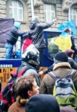 Мітингувальники колоною блокують урядовий квартал