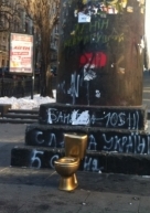 У центрі Києва золотий унітаз замінив Леніна