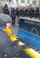 Біля Адміністрації президента активісти проводять акцію добра