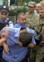 Поліцейські, що підозрюються в жорстокому побитті чоловіка у Кривому Озері затримані