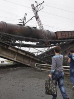 Підірвано черговий міст на Донбасі. Цього разу - з поїздом (відео)