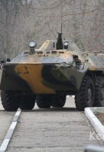 Російські військові оточили військову частину у Керчі (фото)