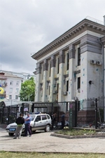 МВС просить українців не нападати на дипустанови Росії