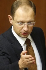 Яценюк закликав Росію повернути війська на території її дислокації