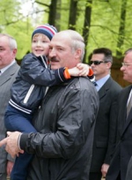 Лукашенко розповідає сину на ніч про війну, Сталіна й Гітлера