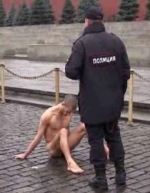 На художника, який прибив себе до бруківки у центрі Москви, відкрили кримінальну справу