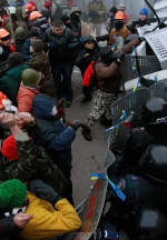 На вулиці Шовковичній у Києві силовики почали застосовувати світлошумові гранати