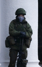 У Криму російські військовослужбовці вивозять зброю з військових частин України