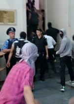 Невідомі в масках-балаклавах штурмували будівлю міської ради в Харкові (фото)