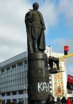 У Дніпродзержинську демонтували пам'ятник Дзержинському (фото)