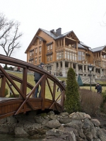 У Дніпрі в Межигір'ї виловили документи про витрати і хабарі (фото)