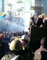 В урядовому кварталі горять вантажівки і гримлять вибухи (фото)