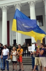 Сесія міськради в Одесі: поліцейські кордони й сльозогінний газ проти натовпу (фото)