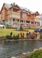 До Межигір'я всю ніч приходили люди