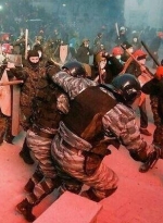 Беркут пішов у наступ на активістів Грушевського (фото, відео)