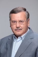 Анатолій Гриценко заявляє, що офіцерів, які не підписалися за Януковича, змушують звільнятися