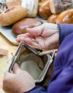 Соцвиплати в Сніжному та Красному Лучі призупинять