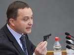 Депутат від ЛДПР виклав пістолет на трибуні Держдуми