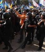 Від Захарченка вимагають припинити кидати солдат-строковиків проти мітингувальників