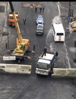 На Грушевського встановлюють залізобетонну барикаду (фото)