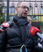 Спецпризначенці перевернули офіс "Батьківщини" і вилучили сервери (фото, відео)