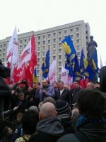 Люди під ЦВК протрималися ніч</a>