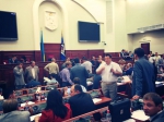 Народні депутати заблокували трибуну Київради, Герега каже, що сесія законна (фото)