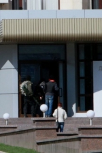 У Донецьку міськраду прийшли озброєні люди (фото)