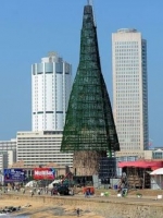 На Шрі-Ланці встановили найбільшу штучну ялинку в світі (фото)