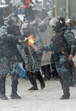 Силовики розпочали діалог з протестуючими на вулиці Грушевського і закликають їх в мегафон піти