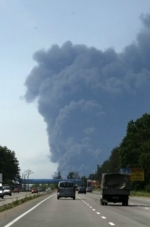 Розпочалося відселення людей із зони палаючої нафтобази