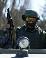 Російські військові у Новоазовську вивезли на допит всіх немісцевих жителів