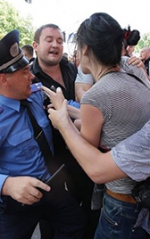 За рік в Україні зафіксовано 101 випадок фізичного насилля щодо журналістів