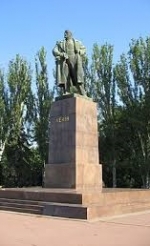 У Миколаєві демонтують постамент, на якому стояв Ленін (фото)