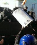 Військовослужбовці здаються в полон мітингарям (фото)