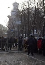 Інститутську перекрили, поставили паркан і металошукачі (фото)