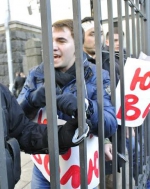 Патріоти прикували себе наручниками до Адміністрації Президента (ФОТО)