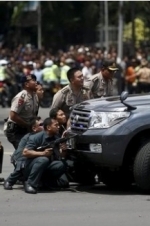 17 осіб загинули в результаті серії вибухів і стрілянини в центрі Джакарти (фото)