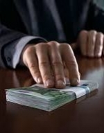 Львівського митника впіймали на хабарі (фото)