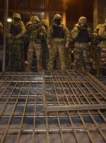 Порошенко розпорядився роззброїти озброєних людей в "Укрнафті"