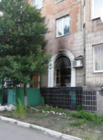 Бойовики розграбували та підпалили офіси у Торезі (фото, відео)