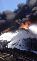 Для ліквідації пожежі нафтобази під Києвом рятувальники почали пінну атаку (фото)