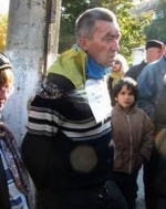 Бойовики "ДНР" знову прив'язали людину до "стовпа ганьби" (фото)