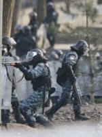 "Беркут" пішов  в атаку і стріляє у натовп (фото)