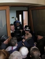 Люди в Горлівці взяли штурмом будівлю райдержадміністрації