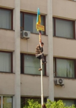 У Маріуполі міськраду звільнили від сепаратистів та розбирають барикади (фото)