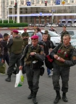 Нацгвардійці збунтувались і йдуть до Порошенка. Там для них підготували автозаки (фото, відео)